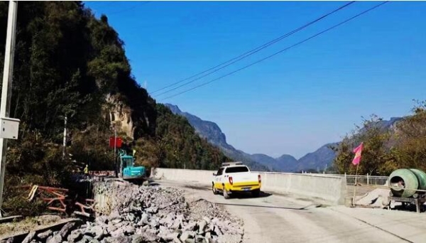 龙山县公路:巡查国道危桥改造工程确保质量安全